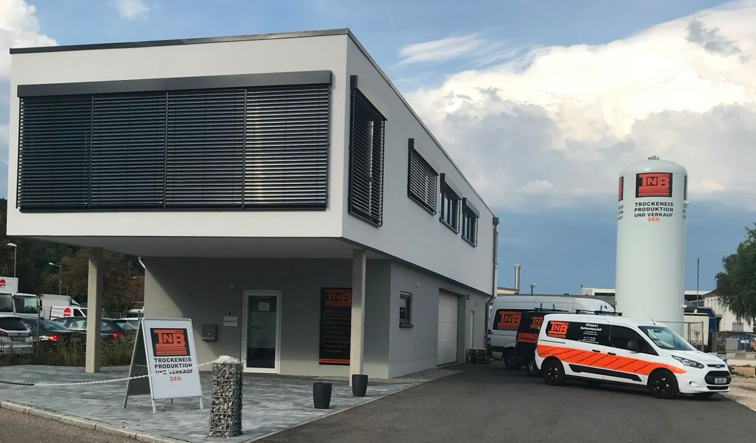 Firmengebäude der TNB GmbH mit Firmenfahrzeugen und Tank in Schwäbisch Gmünd
